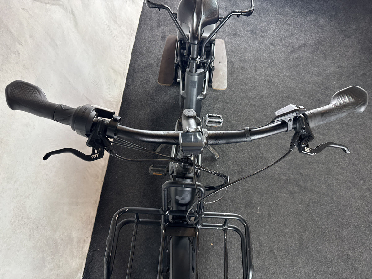 Cube Longtail Hybrid Family 725 gebraucht – Cockpit von vorne