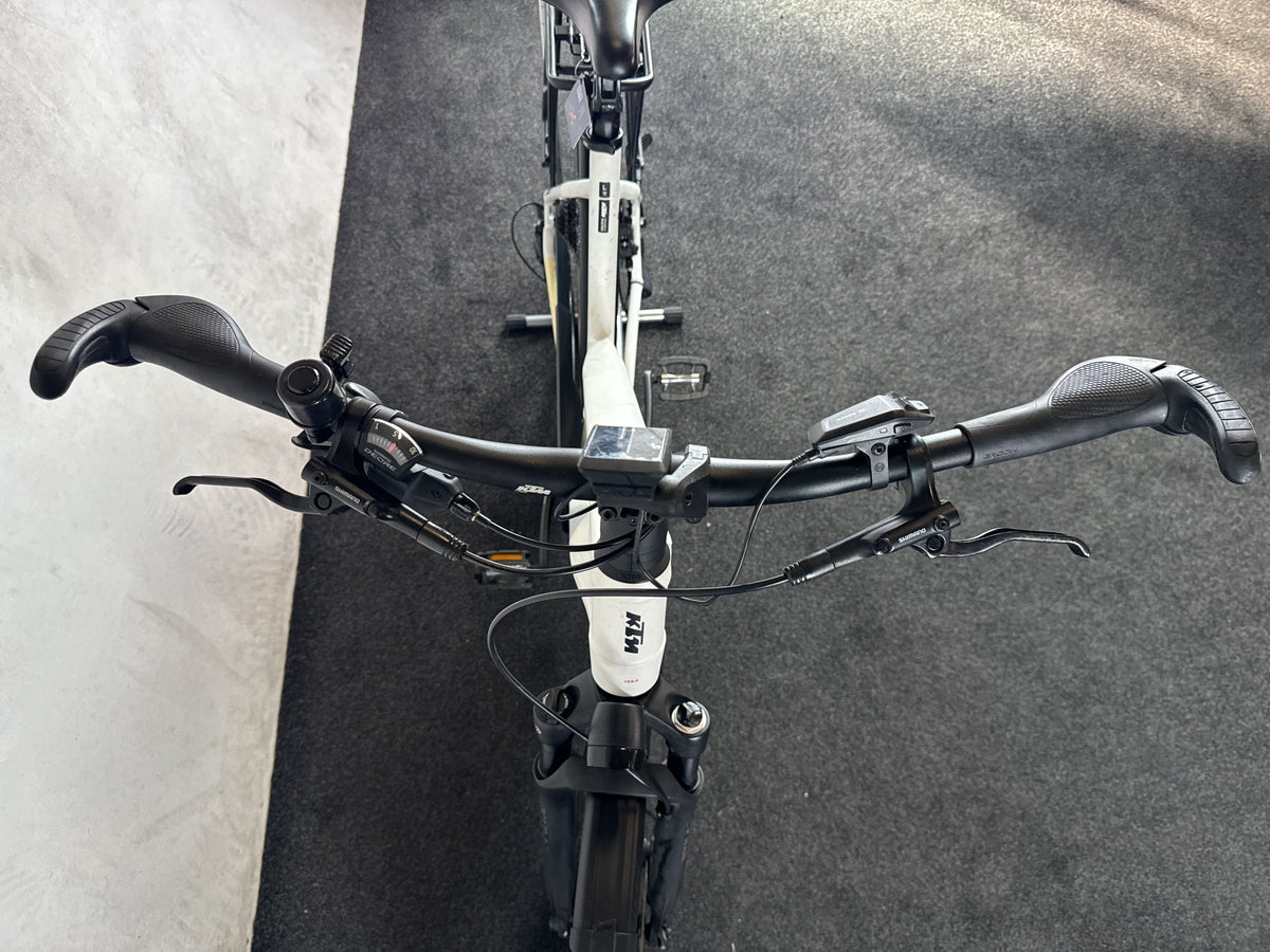 KTM CENTO 10 Plus gebraucht – Cockpit von vorne