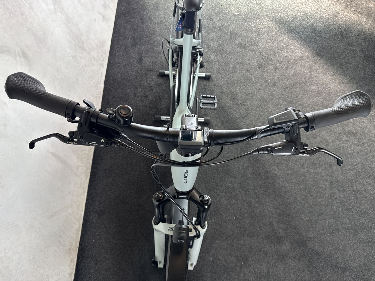 CUBE Kathmandu Hybrid EXC 800 gebraucht – Cockpit von vorne