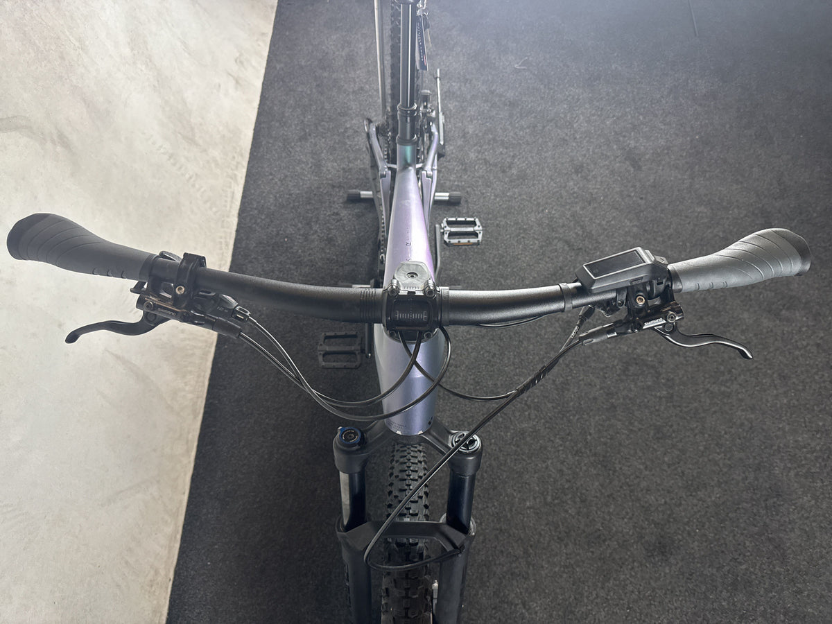 CUBE Stereo Hybrid One22 Race 800 gebraucht – Cockpit von vorne