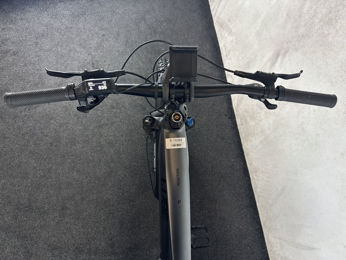 CUBE Reaction Hybrid Pro 800 Allroad gebraucht – Cockpit aus Fahrersicht