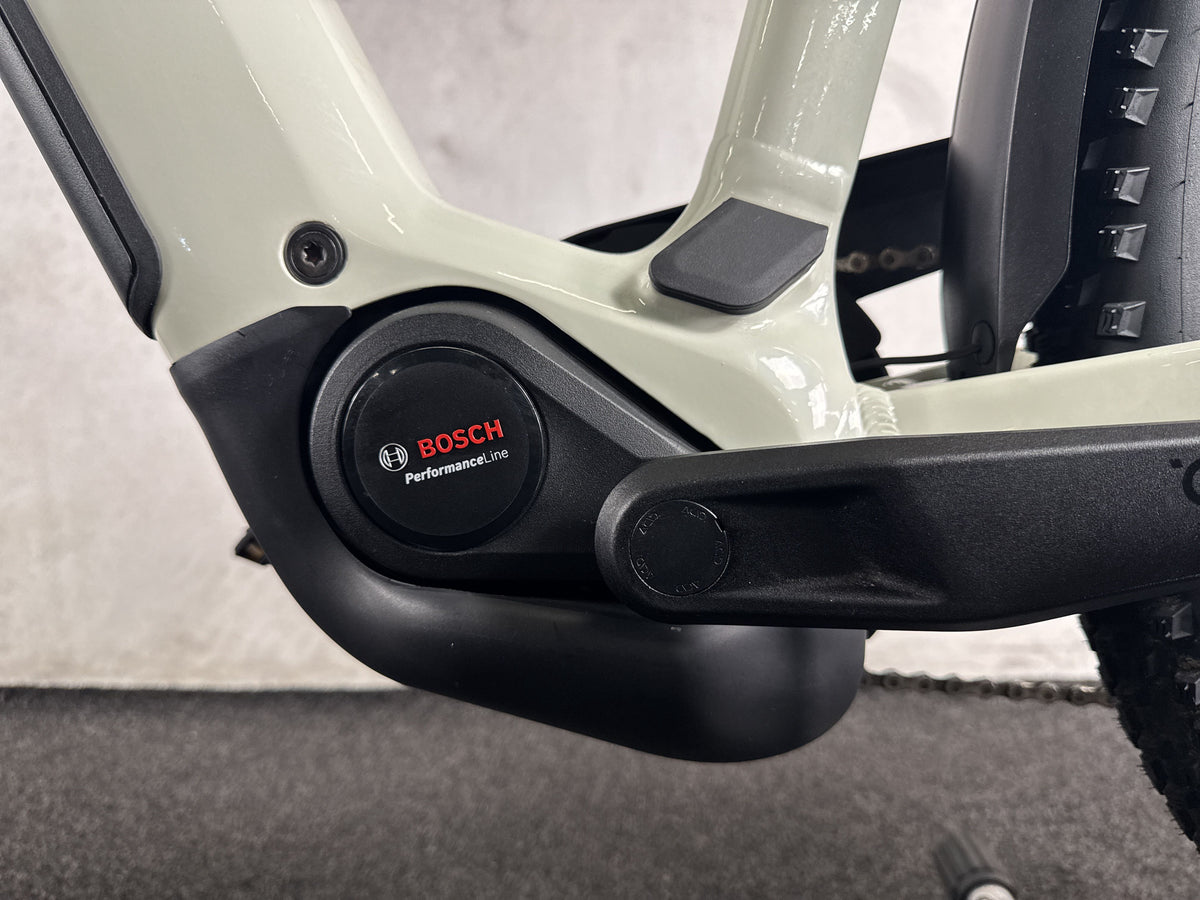 CUBE Nuride Hybrid Performance 600 gebraucht – Motor von links