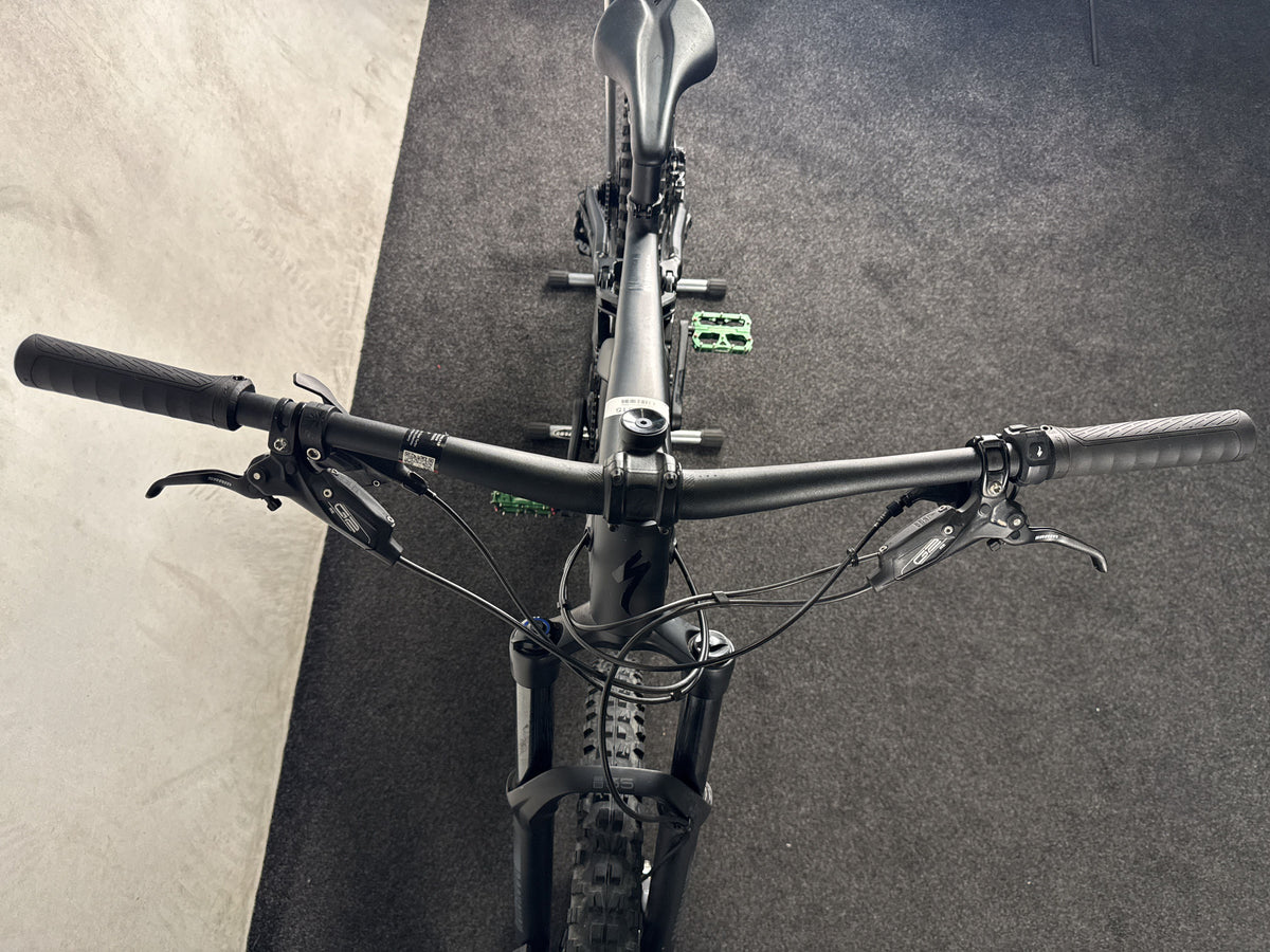 Specialized Levo Alloy gebraucht – Cockpit von vorne