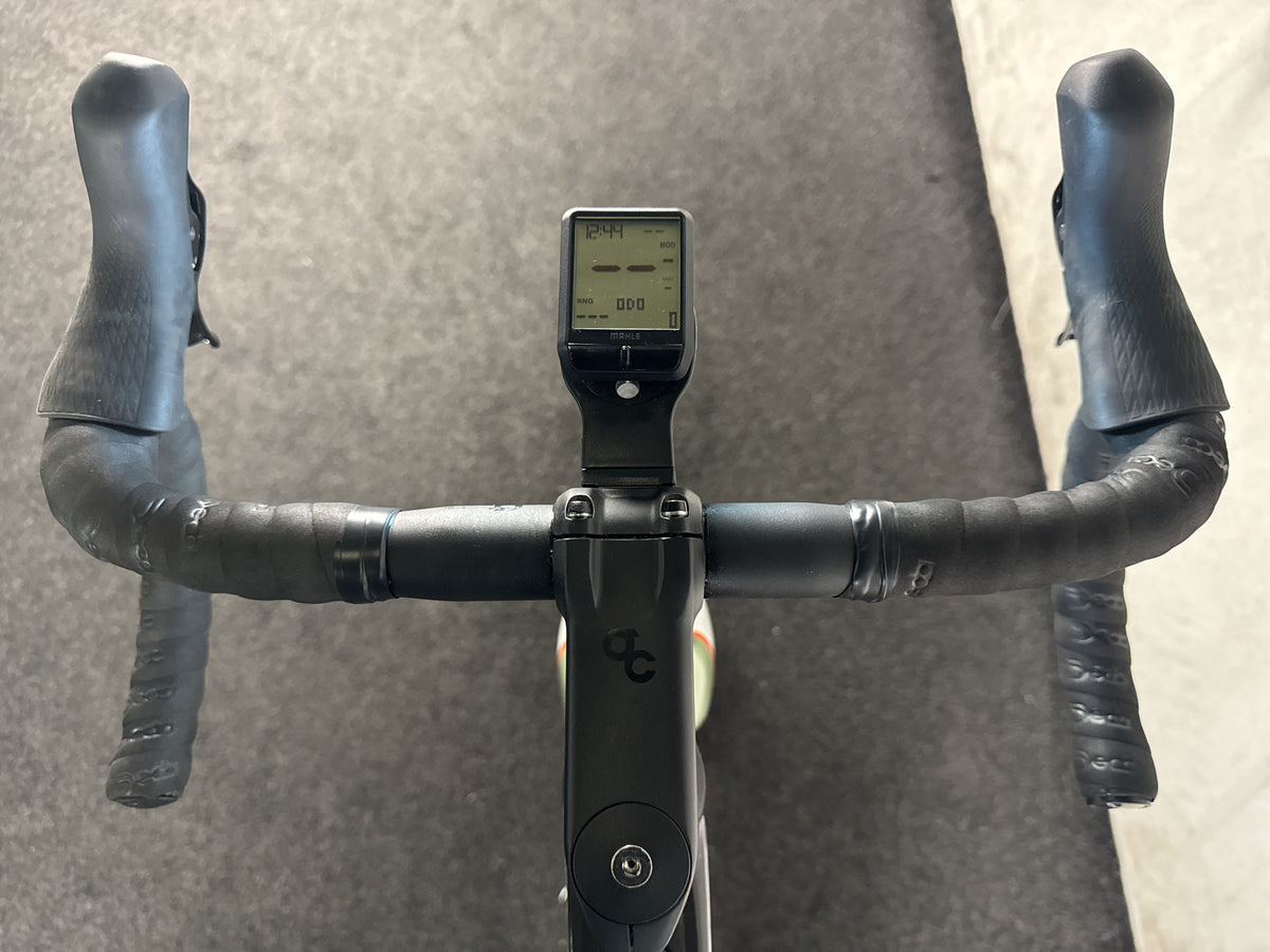 Orbea Gain M30 gebraucht – Cockpit aus Fahrersicht