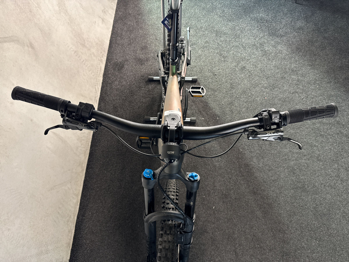 CUBE Stereo Hybrid ONE44 HPC SLX Evo 800 gebraucht – Cockpit von vorne