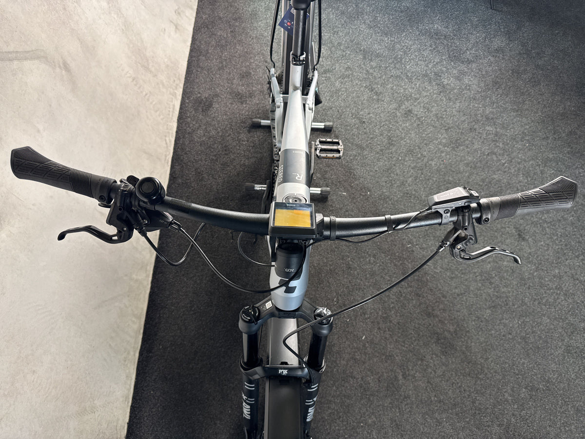 CUBE Stereo Hybrid 120 Race Allroad 750 gebraucht – Cockpit von vorne