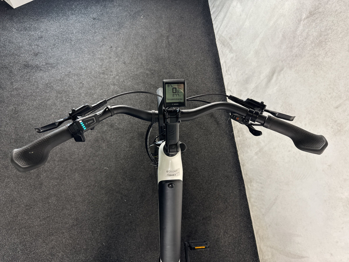 CUBE Supreme Sport Hybrid ONE 500 gebraucht – Cockpit aus Fahrersicht