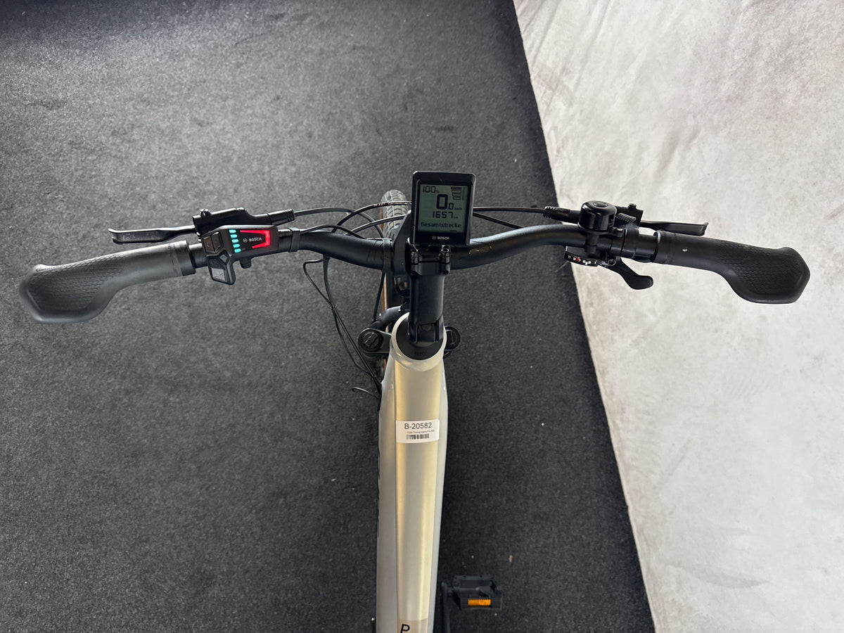 Cube Touring Hybrid Pro 625 Trapez gebraucht – Cockpit aus Fahrersicht