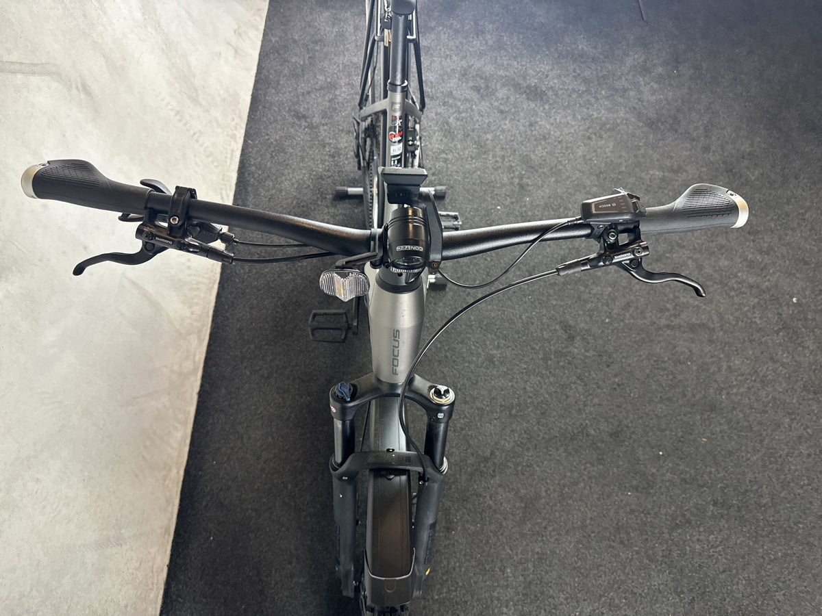 Focus Aventura² 6.8 gebraucht – Cockpit von vorne
