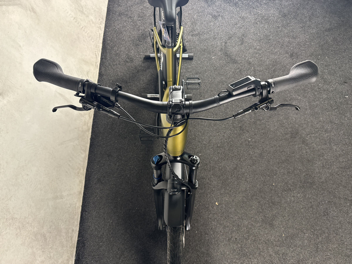 CUBE Touring Hybrid Pro 800 gebraucht – Cockpit von vorne