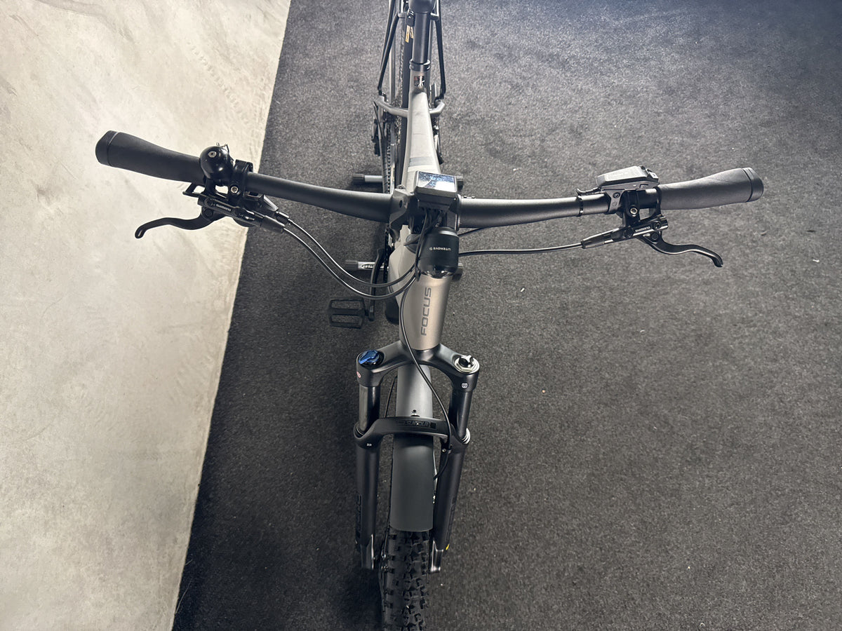 Focus Aventura² 6.8 gebraucht – Cockpit von vorne