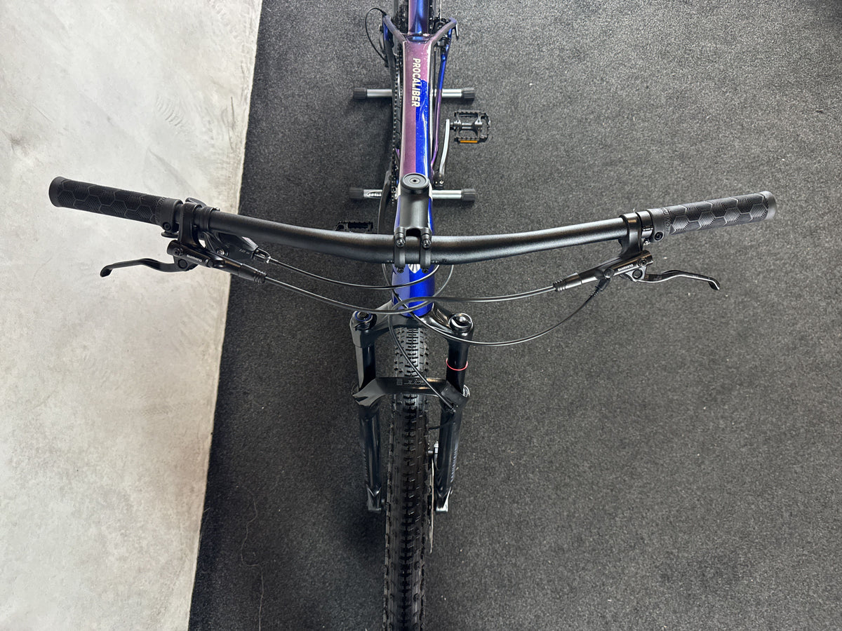 Trek Procaliber 9.5 Gen 3 gebraucht – Cockpit von vorne