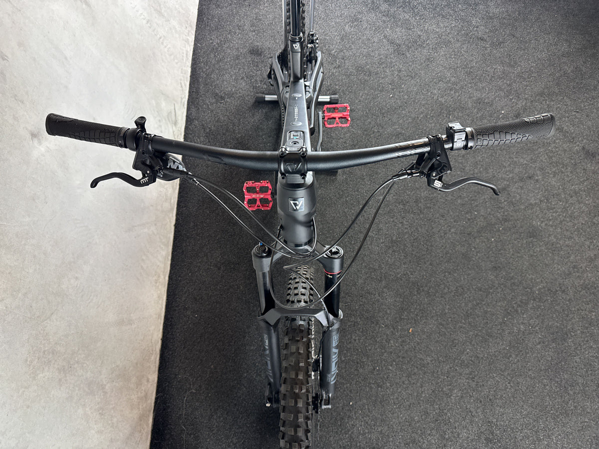 Conway Ryvon ST 4.0 gebraucht – Cockpit von vorne