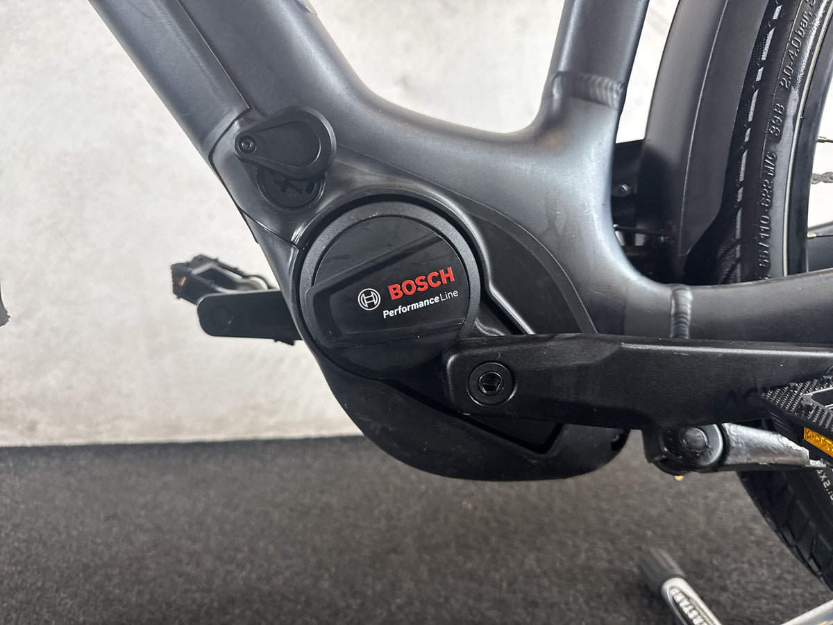 CUBE Touring Hybrid Pro 625 gebraucht – Motor von links