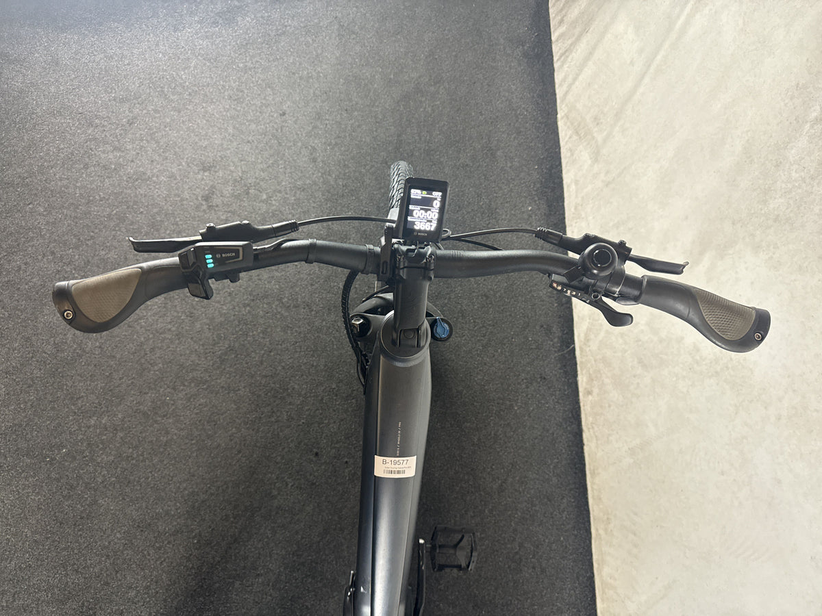 CUBE Touring Hybrid Pro 625 gebraucht – Cockpit aus Fahrersicht