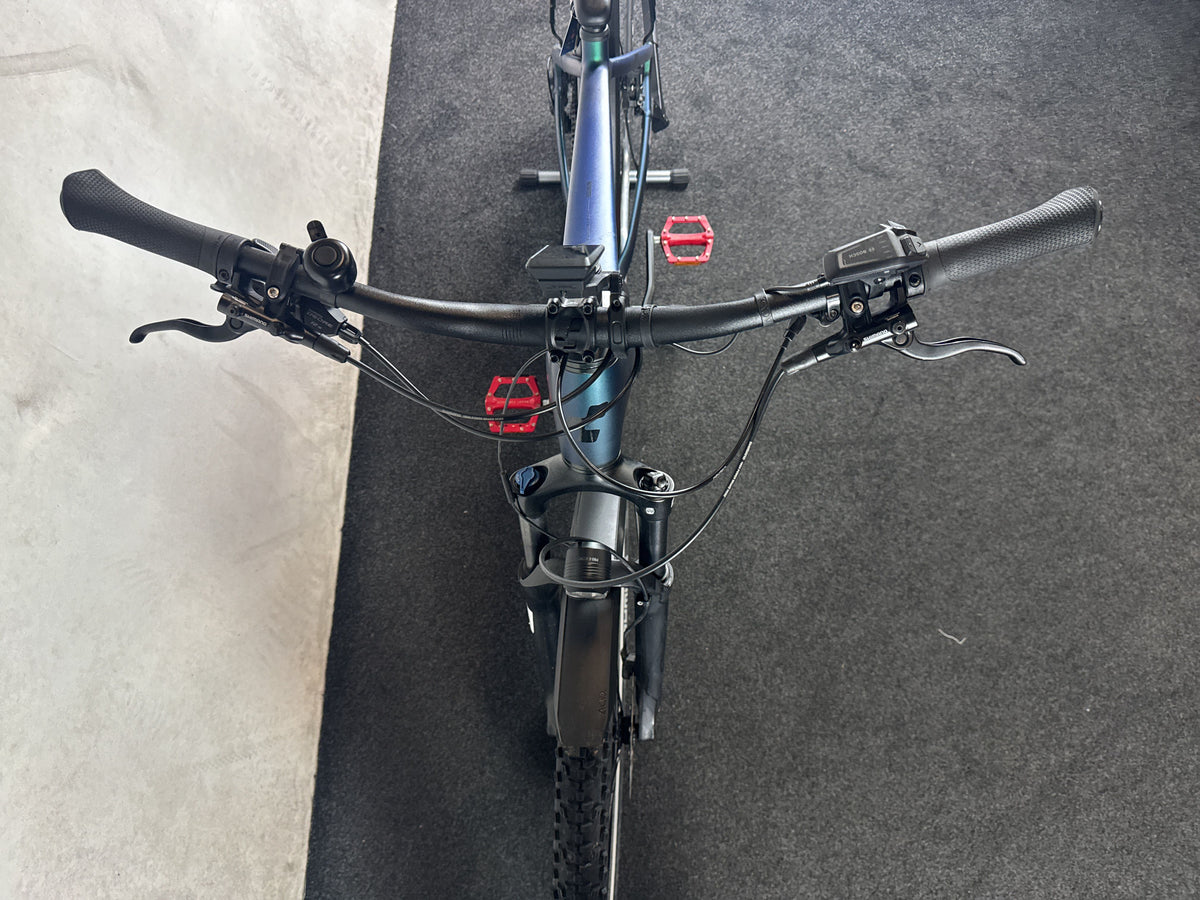 CUBE Nuride Hybrid EXC 800 Allroad gebraucht – Cockpit von vorne