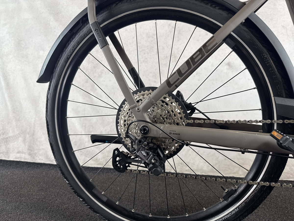 CUBE Kathmandu Hybrid EXC 800 gebraucht – Hinterradnabe und Schaltung