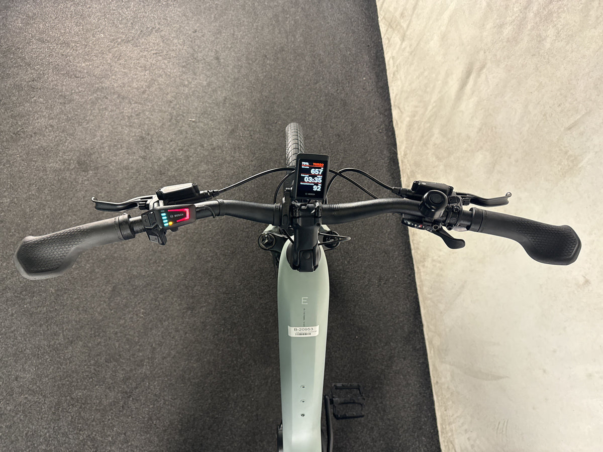 CUBE Kathmandu Hybrid EX 800 gebraucht – Cockpit aus Fahrersicht