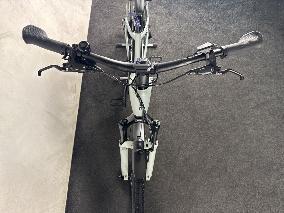 CUBE Kathmandu Hybrid EX 800 gebraucht – Cockpit von vorne