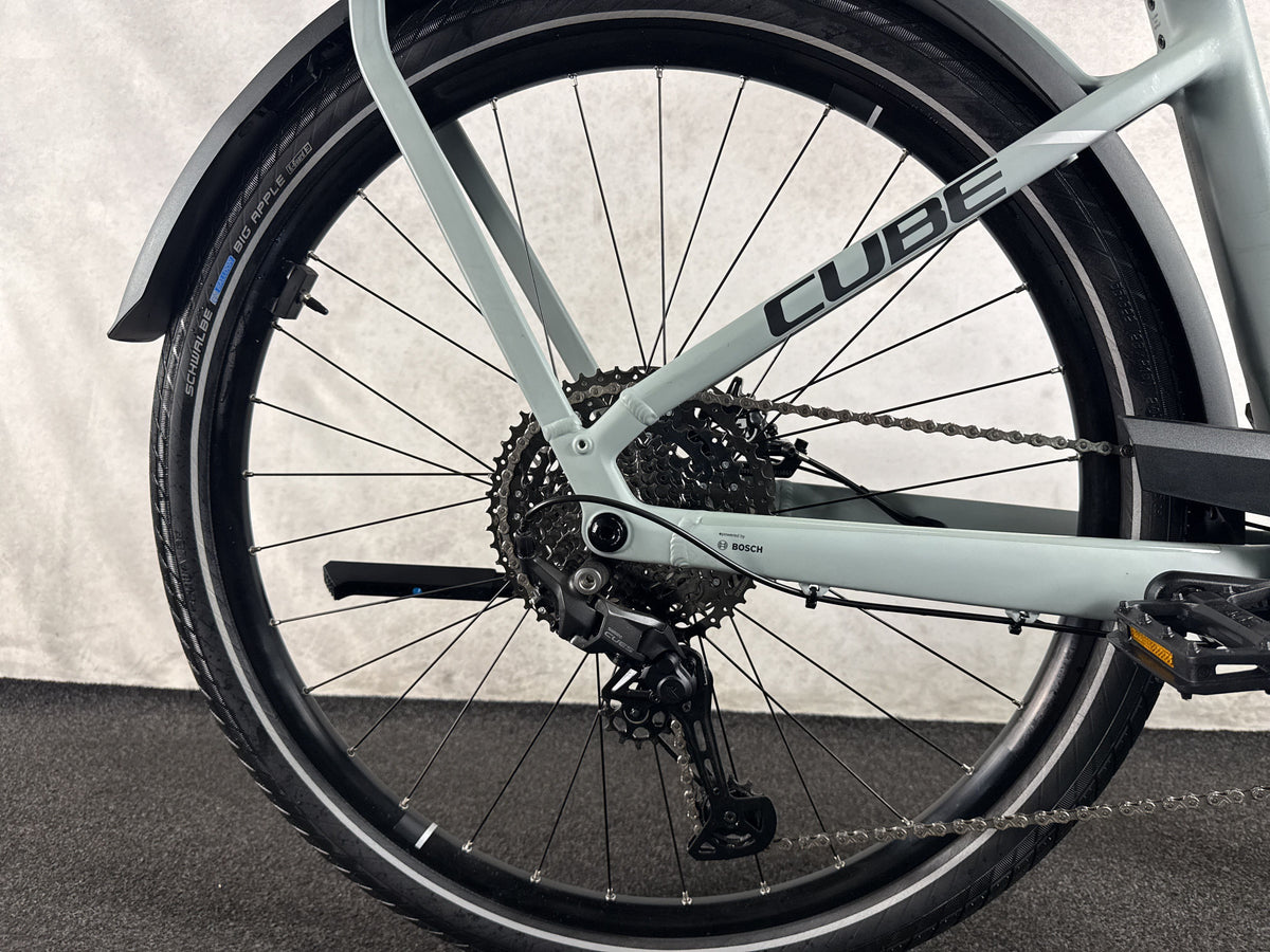 CUBE Kathmandu Hybrid EX 800 gebraucht – Hinterradnabe und Schaltung