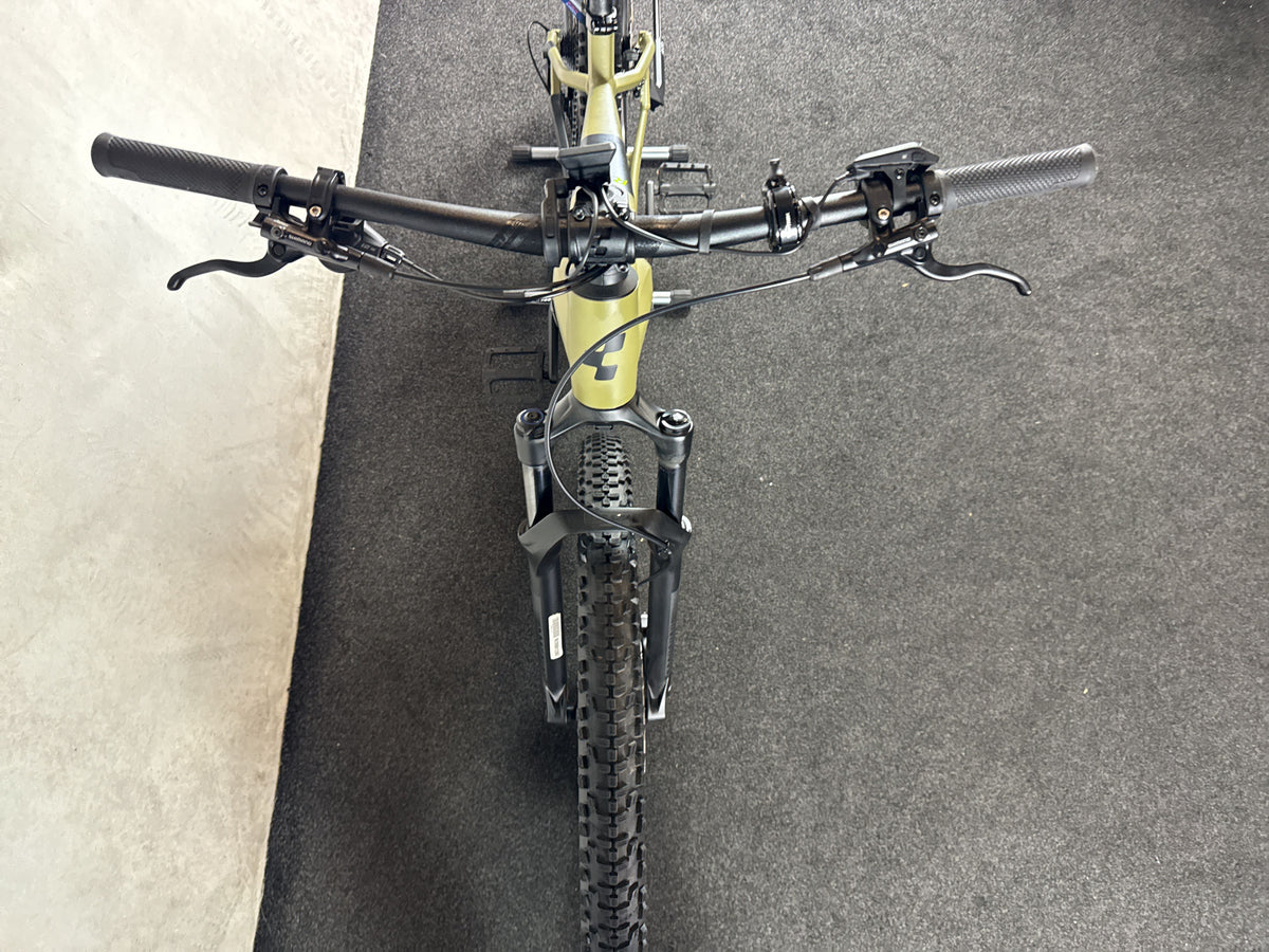 CUBE Reaction Hybrid Race 750 gebraucht – Cockpit von vorne