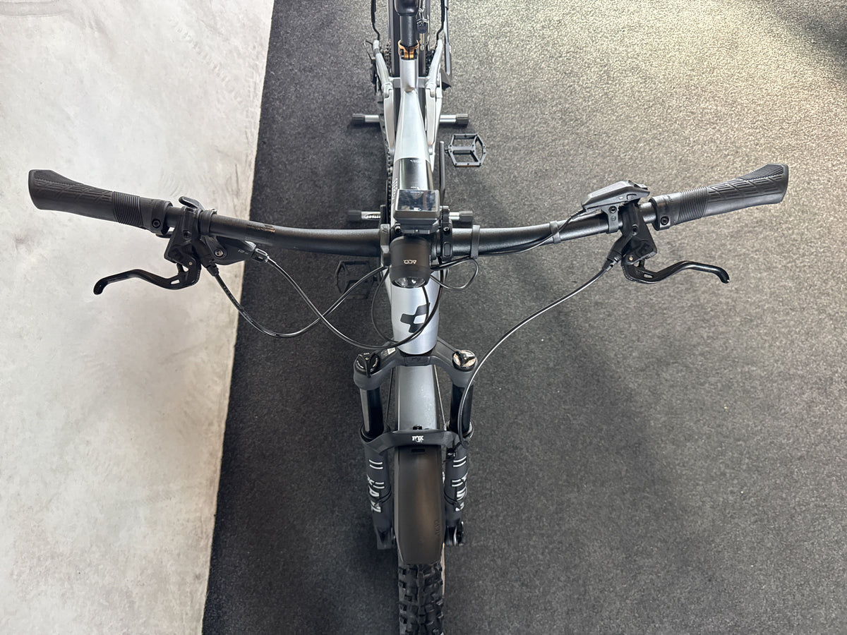CUBE Stereo Hybrid 120 Race 750 gebraucht – Cockpit von vorne