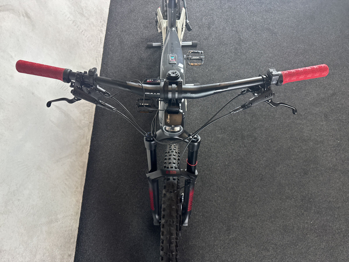 Bulls Sonic EVO AM 4 Carbon 29/27,5 gebraucht – Cockpit von vorne