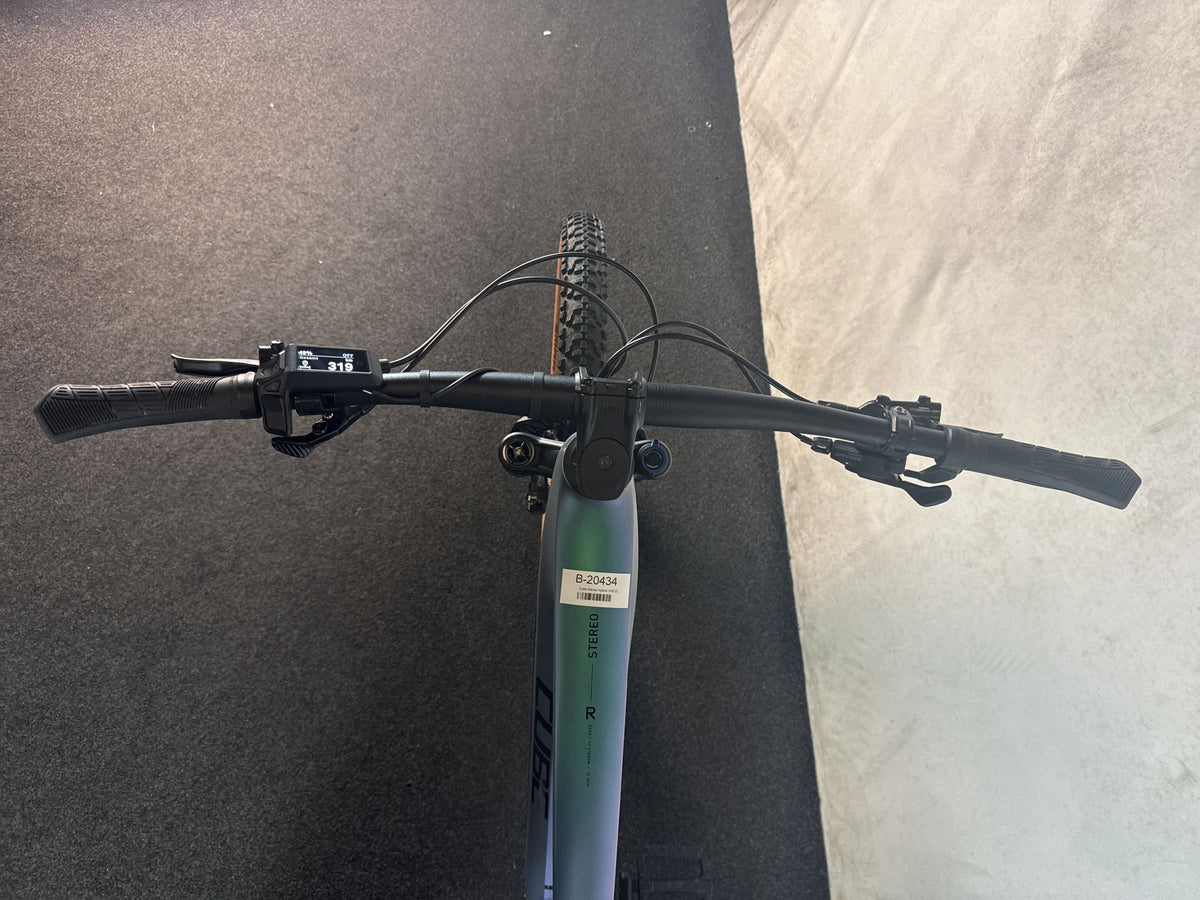 Cube Stereo Hybrid ONE22 Race 800 gebraucht – Cockpit aus Fahrersicht