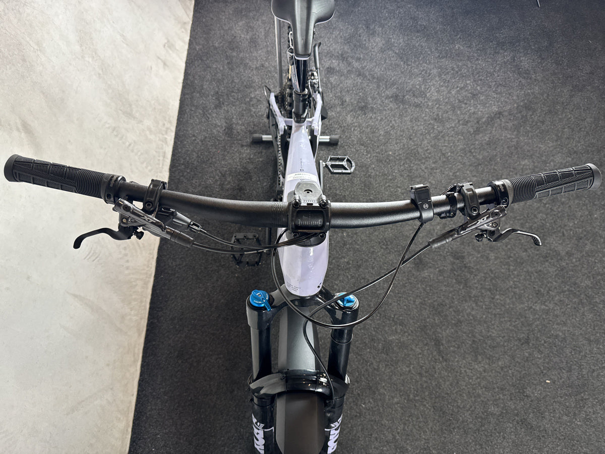 CUBE Stereo Hybrid ONE77 HPC SLX 800 gebraucht – Cockpit von vorne