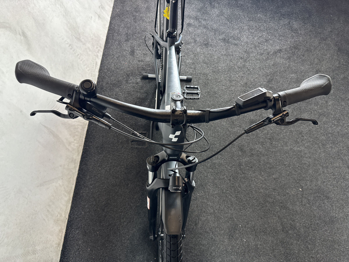 CUBE Touring Hybrid ONE 500 gebraucht – Cockpit von vorne