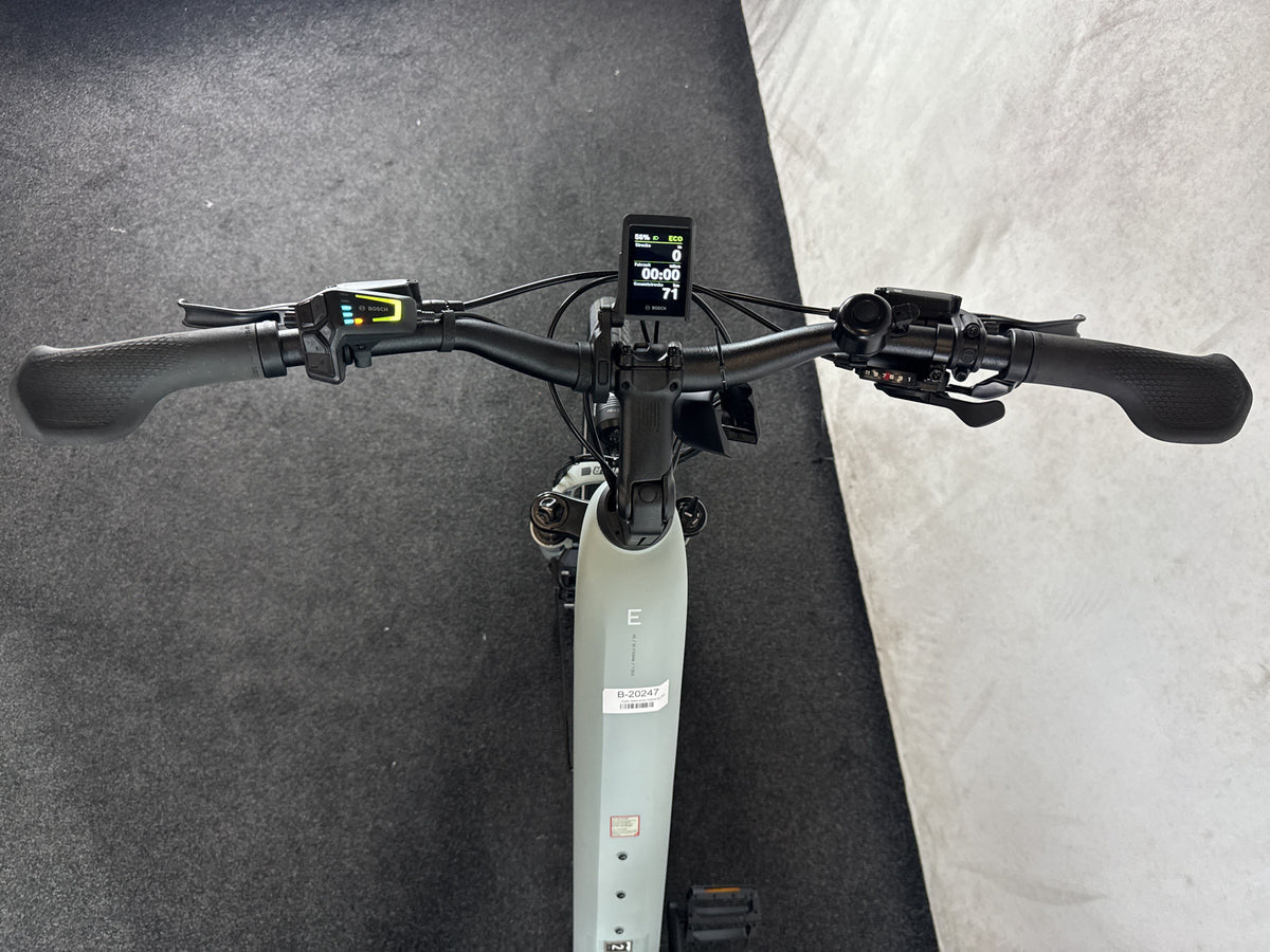 CUBE Kathmandu Hybrid EXC 800 gebraucht – Cockpit aus Fahrersicht