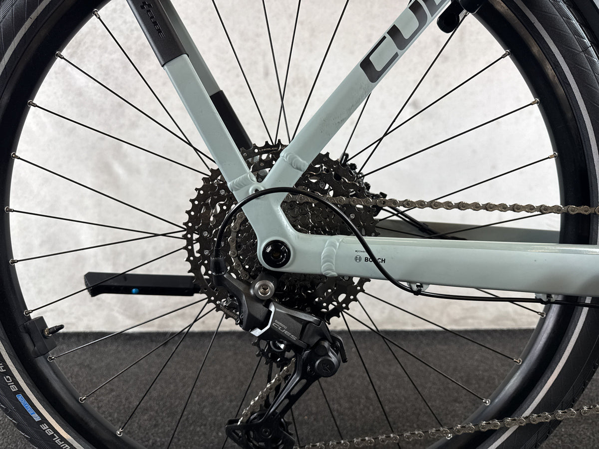 CUBE Kathmandu Hybrid EXC 800 gebraucht – Hinterradnabe und Schaltung