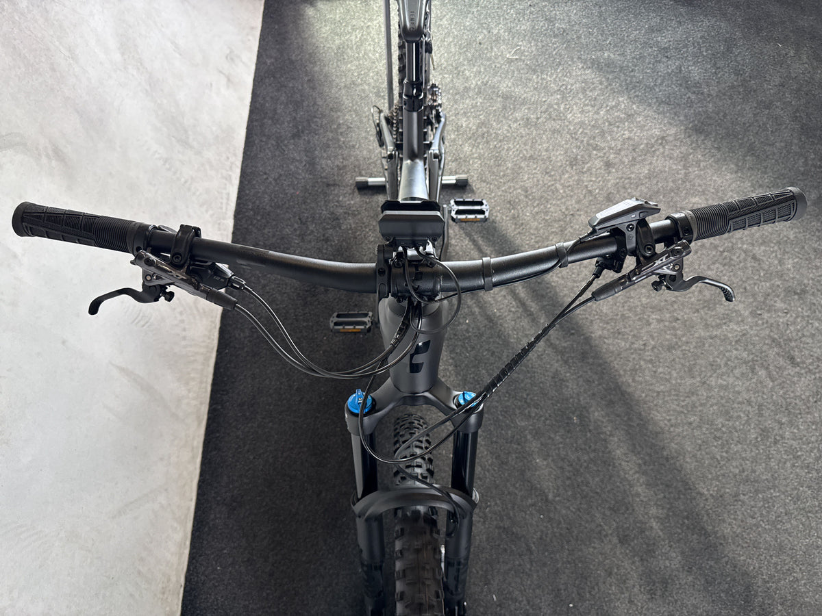 CUBE Stereo Hybrid 140 HPC SLX 750 gebraucht – Cockpit von vorne