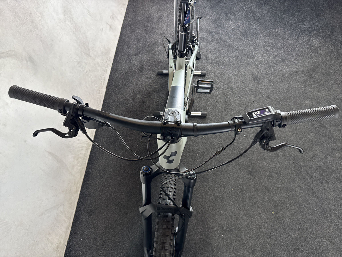 Cube Stereo Hybrid 120 HPC Pro 750 gebraucht – Cockpit von vorne