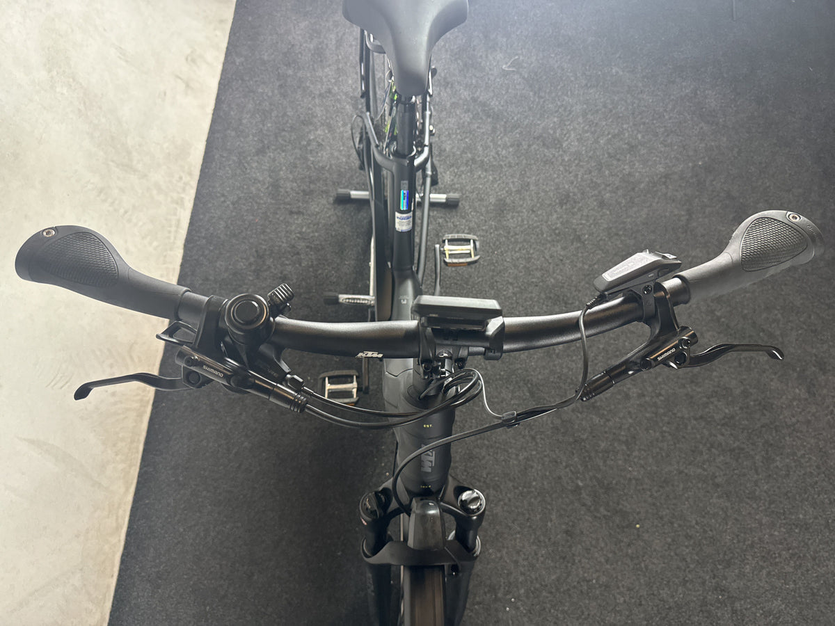KTM Macina Tour gebraucht – Cockpit von vorne