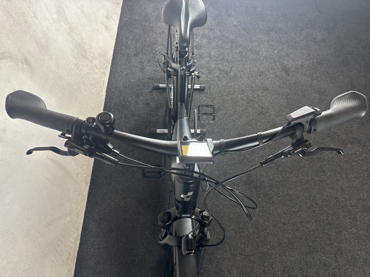 CUBE Touring Hybrid Pro 625 gebraucht – Cockpit von vorne