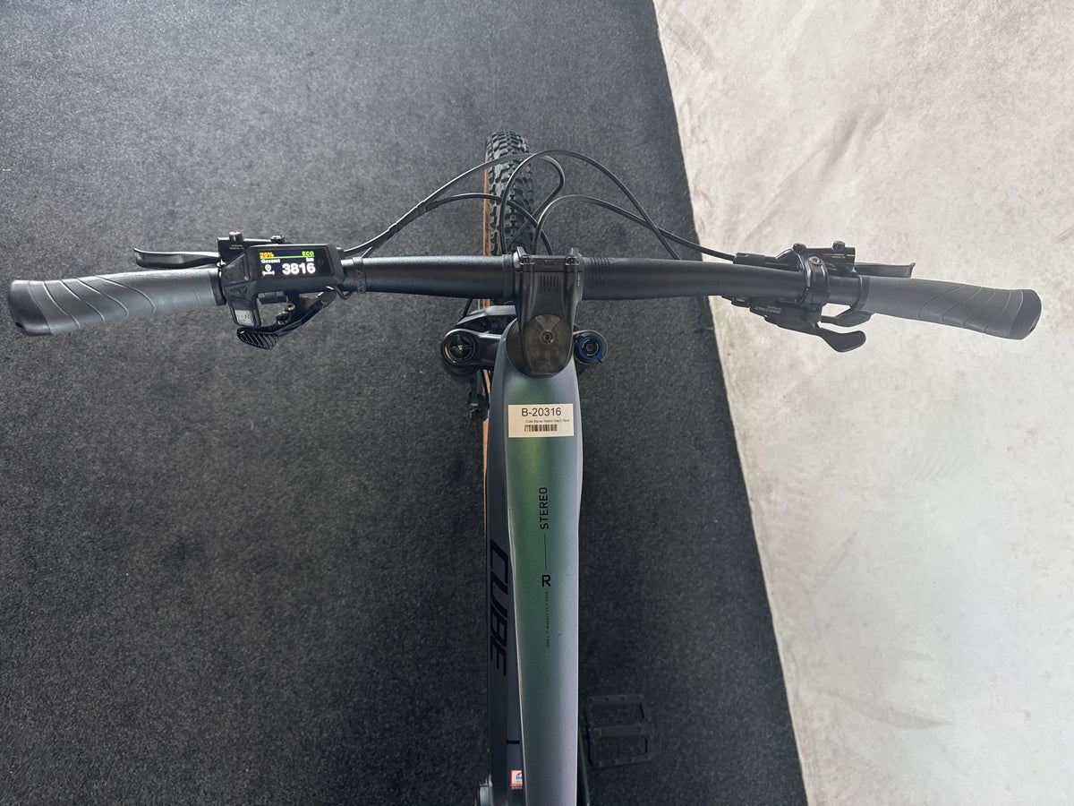 CUBE Stereo Hybrid One22 Race 800 gebraucht – Cockpit aus Fahrersicht