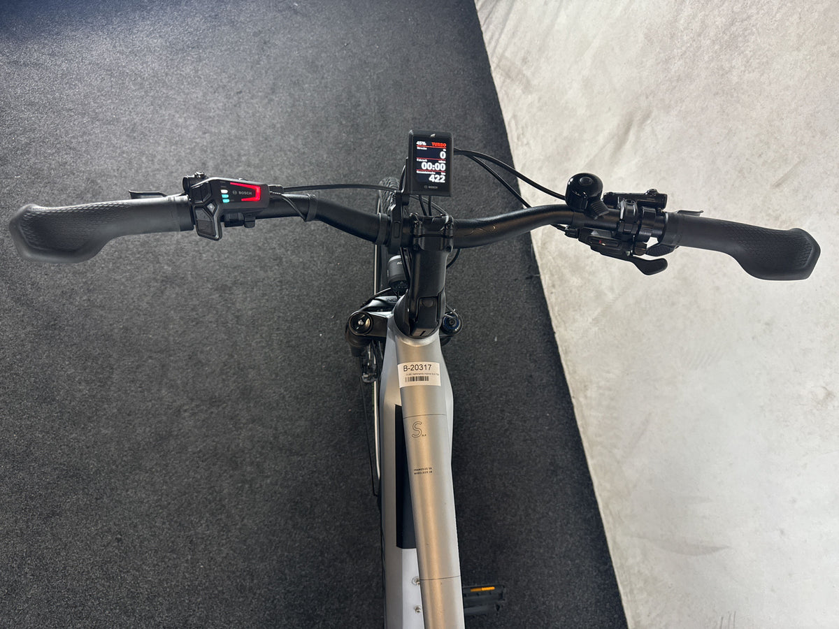 CUBE Kathmandu Hybrid SLX 750 gebraucht – Cockpit aus Fahrersicht