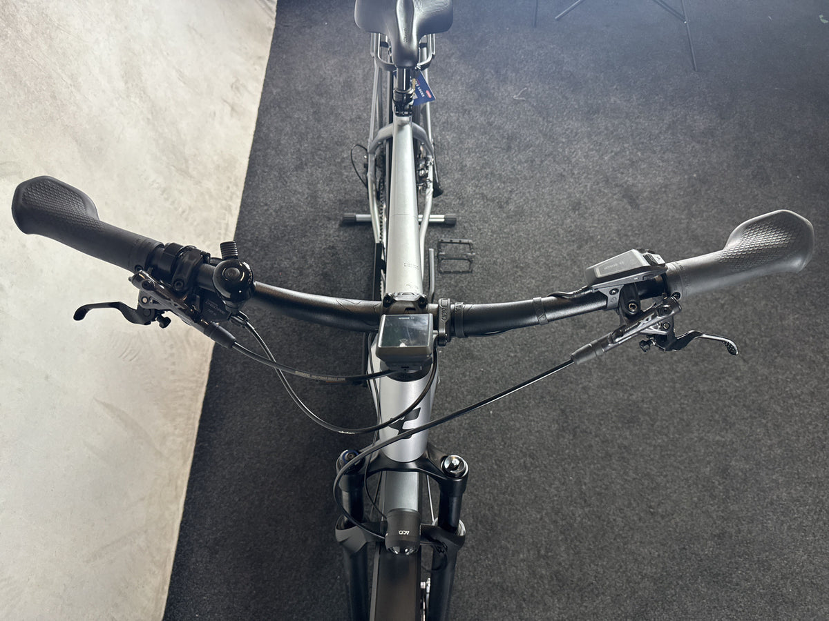 CUBE Kathmandu Hybrid SLX 750 gebraucht – Cockpit von vorne