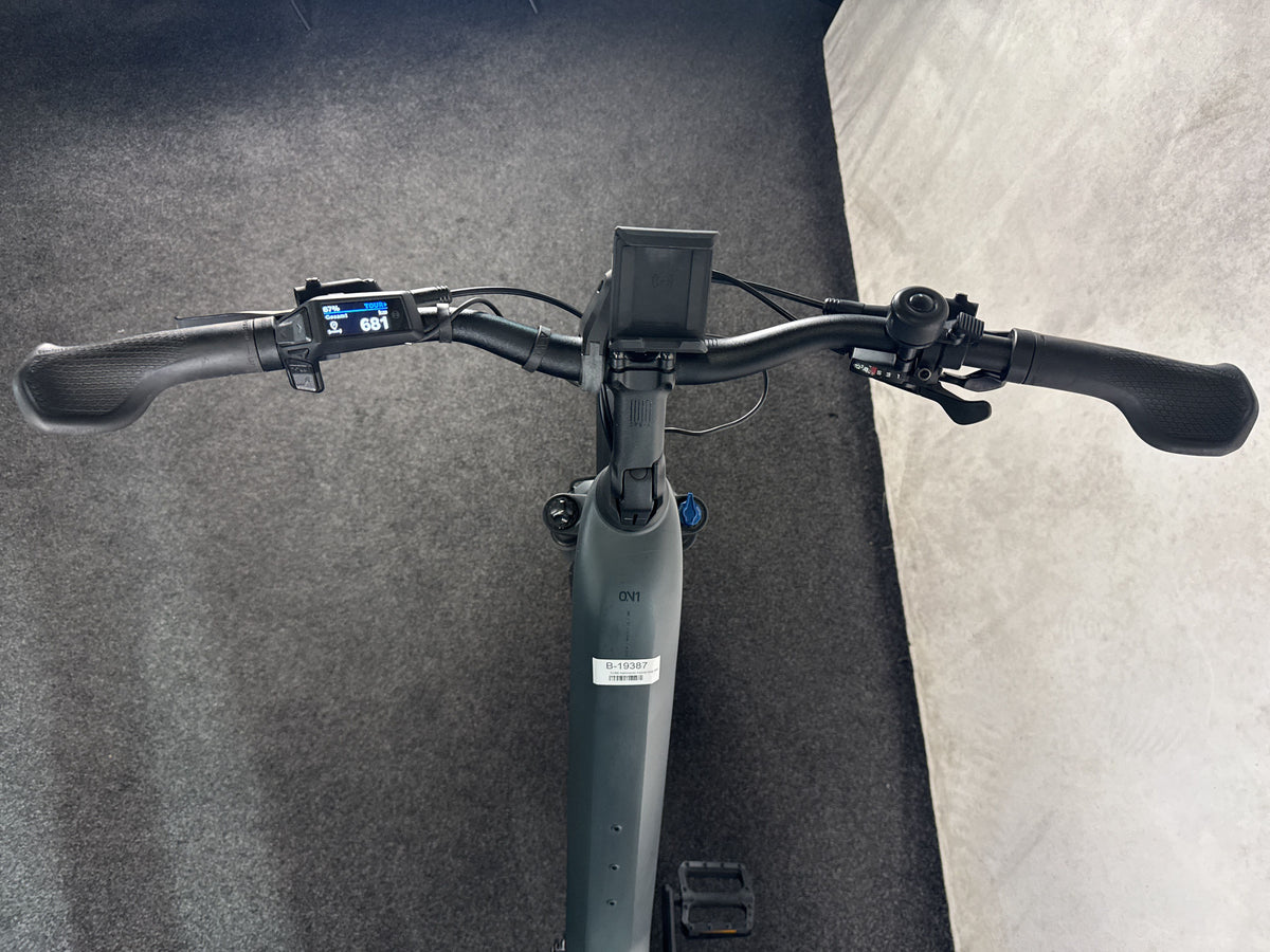 Cube Kathmandu Hybrid ONE 800 shadowgrey'n'black gebraucht – Cockpit aus Fahrersicht