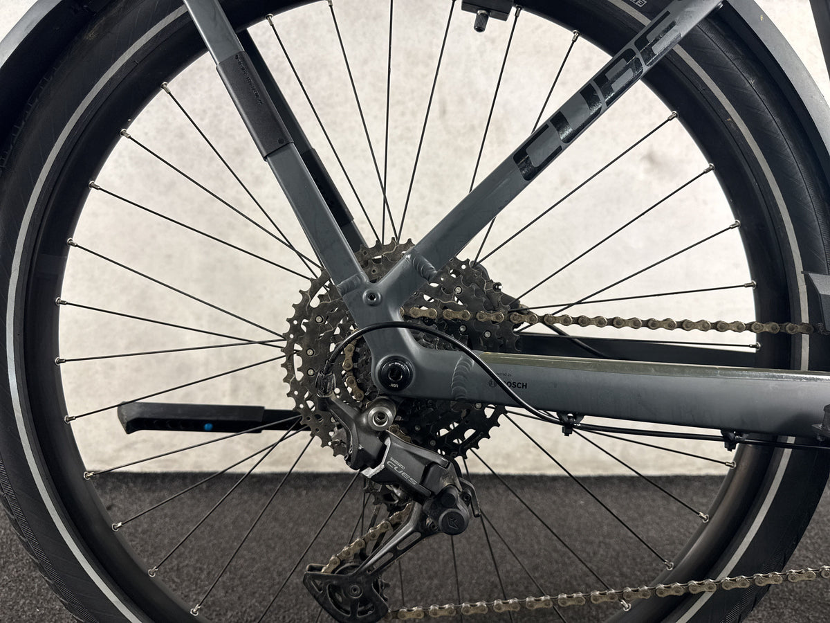 Cube Kathmandu Hybrid ONE 800 shadowgrey'n'black gebraucht – Hinterradnabe und Schaltung