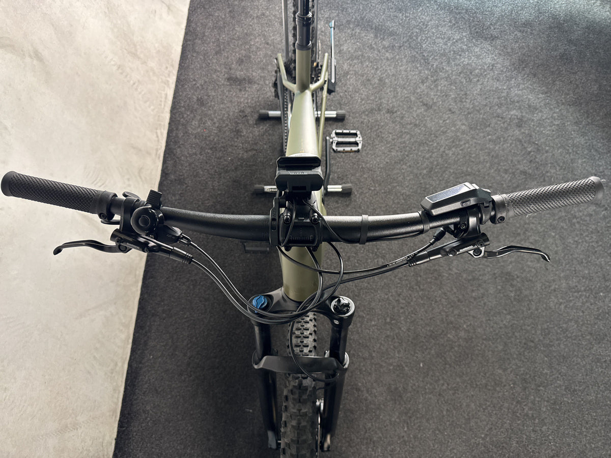 Cube Reaction Hybrid Pro 800 Dusty Olive n Gold 2025 - Hardtail gebraucht – Cockpit von vorne