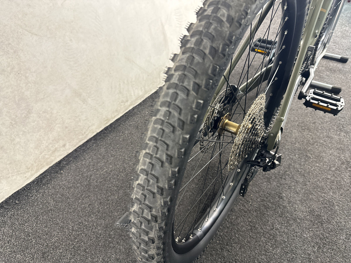 Cube Reaction Hybrid Pro 800 Dusty Olive n Gold 2025 - Hardtail gebraucht – Hinterrad