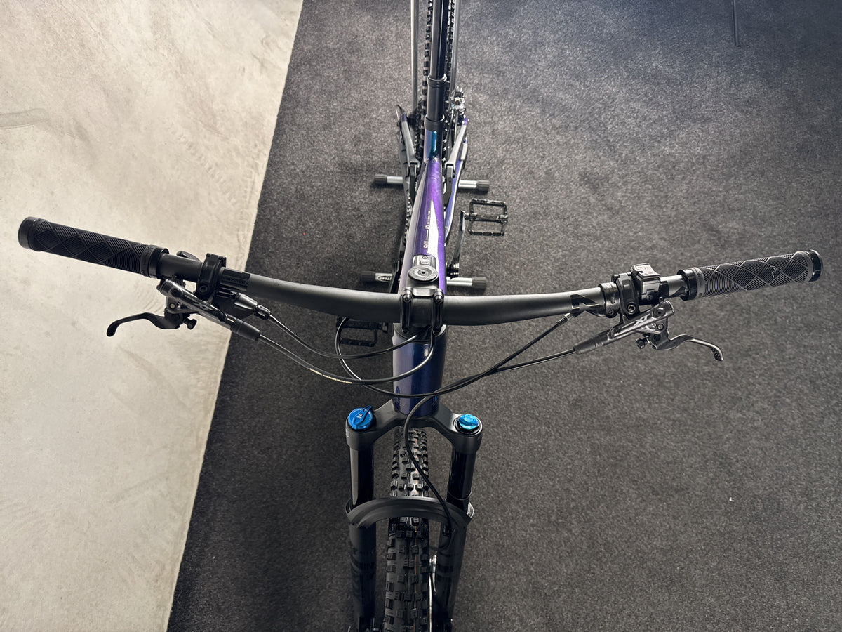 Cube AMS Hybrid One44 C:68X SLX 400x gebraucht – Cockpit von vorne