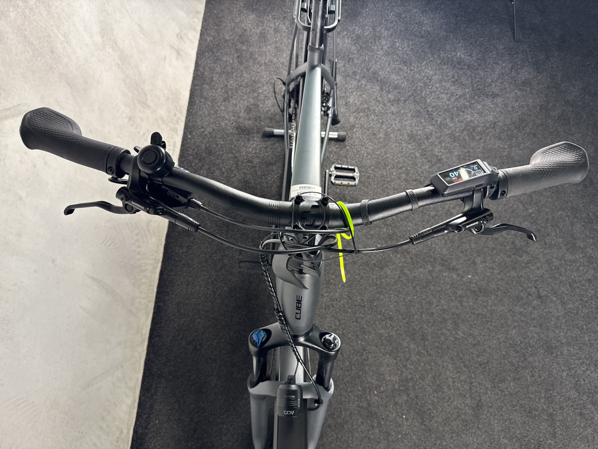 CUBE Kathmandu Hybrid ONE 800 gebraucht – Cockpit von vorne