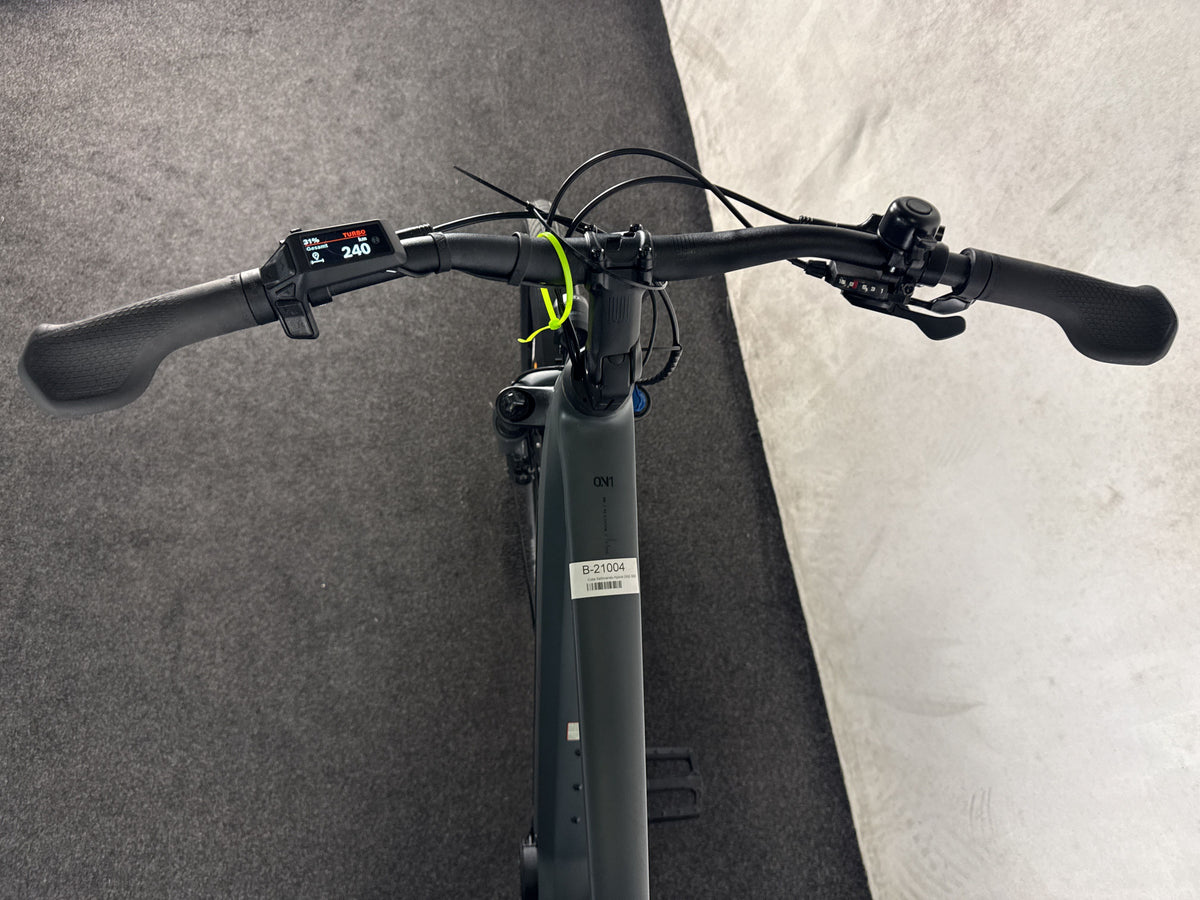 CUBE Kathmandu Hybrid ONE 800 gebraucht – Cockpit aus Fahrersicht