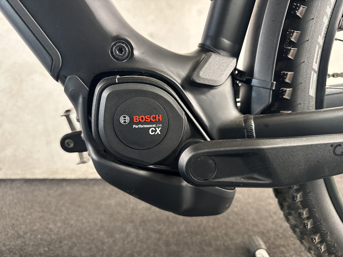 CUBE Reaction Hybrid Race 800 gebraucht – Motor von links