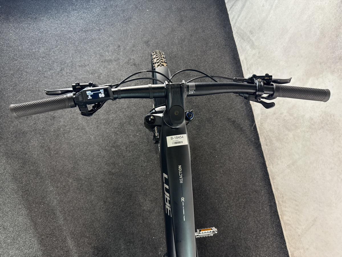 CUBE Reaction Hybrid Race 800 gebraucht – Cockpit aus Fahrersicht