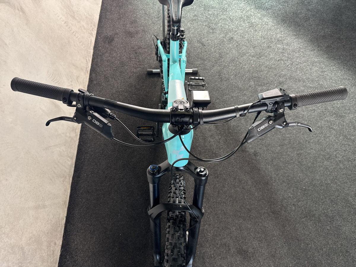 CUBE Stereo Hybrid 140 HPC Race 750 gebraucht – Cockpit von vorne