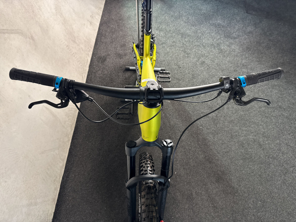 CUBE Stereo Hybrid One44 HPC Race 800 gebraucht – Cockpit von vorne